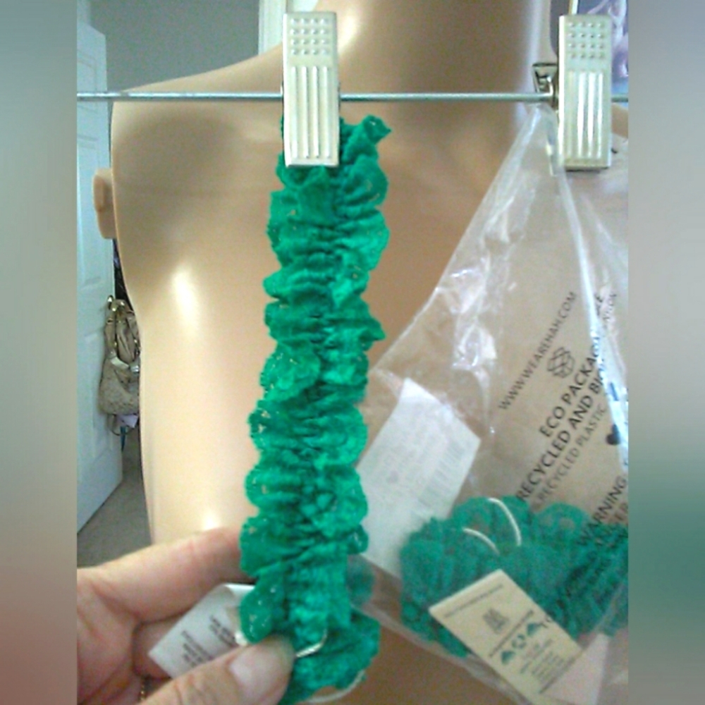 BNWT FREE PEOPLE HAH Green Scrunchie Hair Accessory (2 AVAILABLE) Buying One